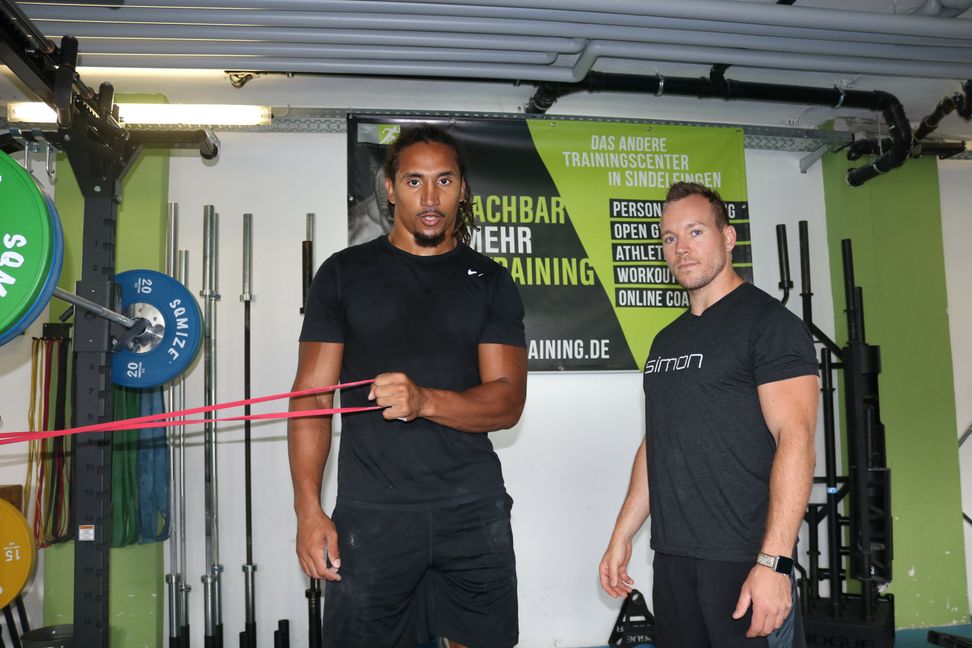Legten im Sindelfinger Trainingscenter „Machbar“ die Grundlagen für die NFL-Saison: Football-Profi Jakob Johnson (links) und „Machbar“-Chef Simon Beuttler.  Bild: Bilaniuk