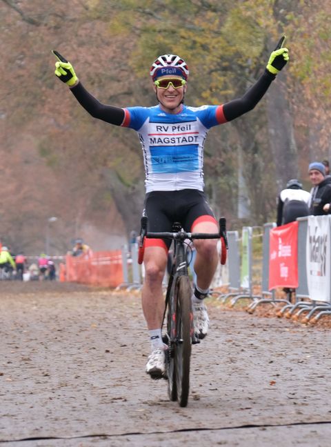 Ein Foto mit Seltenheitswert: Hannes Genze im blauen Trikot des RV Pfeil Magstadt. Bis zur nächsten Deutschen Meisterschaft wird er bei Querfeldeinrennen wieder das Meistertrikot tragen. Bild: Reichert