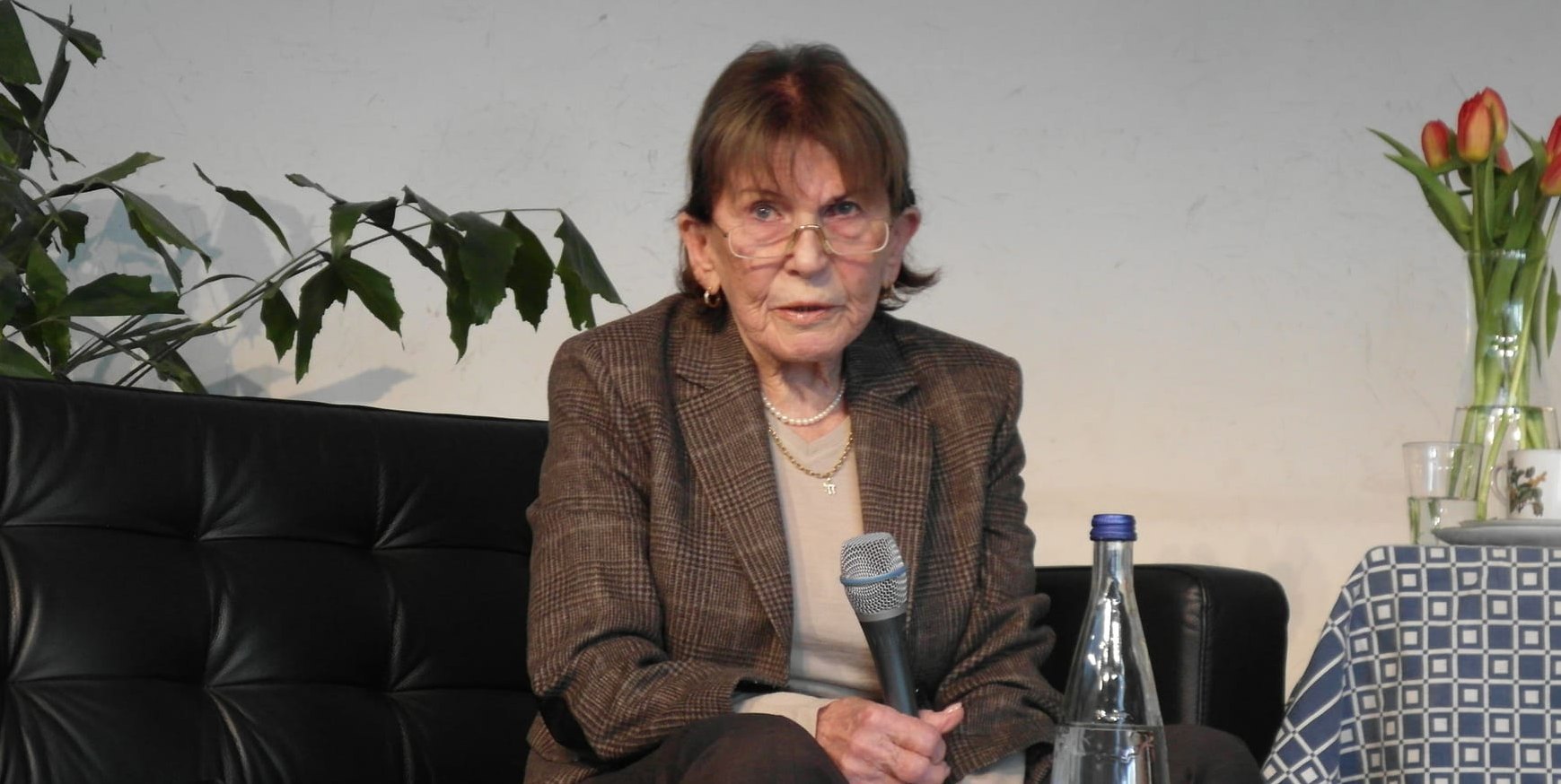 Die 96-jährige Shoah-Überlebende Ruth Michel, geborene Rosenstock, war am Maichinger Unterrieden-Gymnasium im Rahmen der Veranstaltungsreihe „Couchgespräche“ zu Gast.