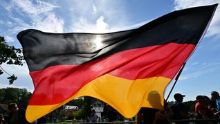 Die AfD will vor jeder öffentlichen Schule in Sachsen die Deutschlandfahne wehen sehen. (Archivbild)