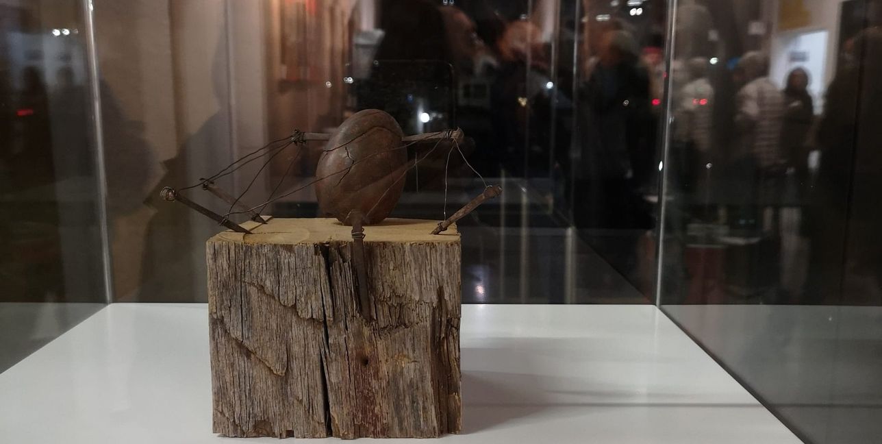 „...eingespannt“: Rose Fiedler aus Gänse-Ei handgeschmiedete Eisennägel und Eichenbalken.