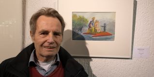Rainer Simon vor der „Gegenströmung“ in Tusche/Aquarell.