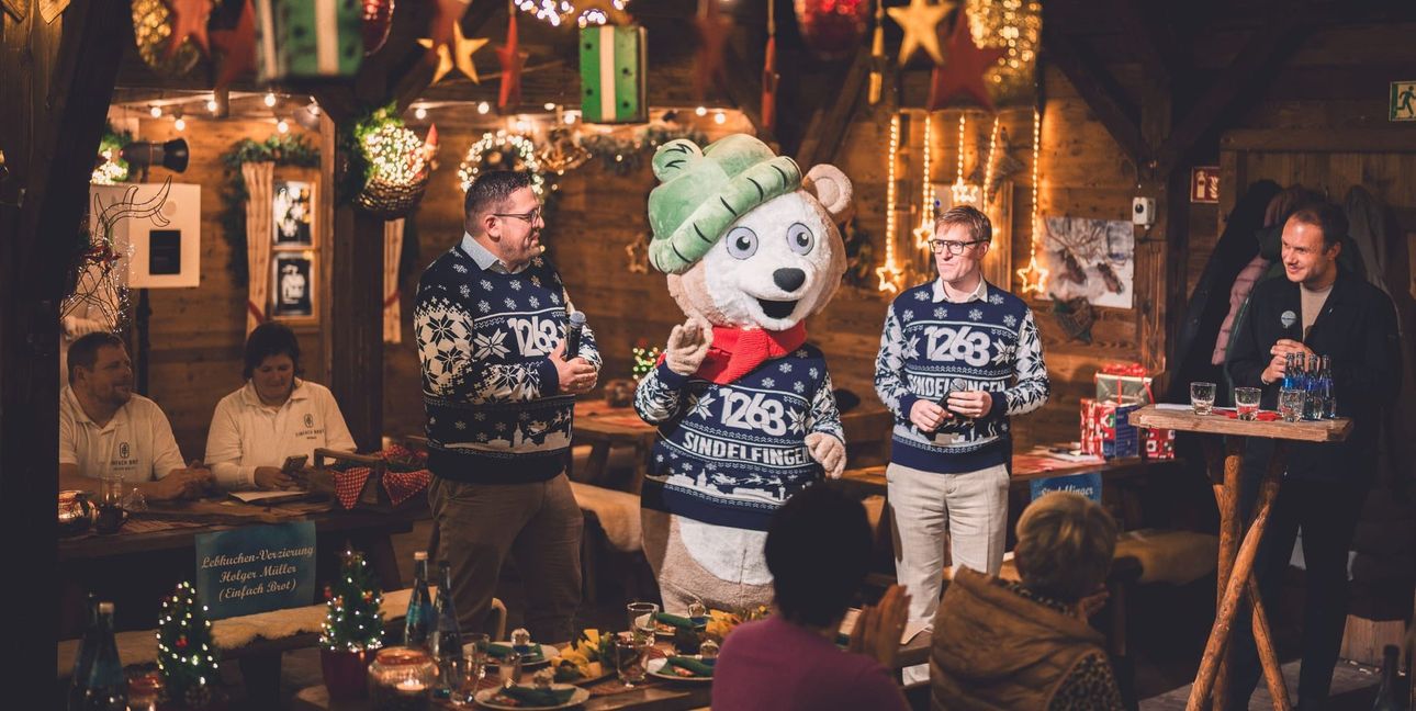 Oberbürgermeister Markus Kleemann, WSG-Geschäftsführer Felix Rapp und Maskottchen Sindi präsentieren den Sindelfinger Weihnachtspulli.