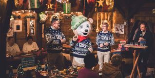 Oberbürgermeister Markus Kleemann, WSG-Geschäftsführer Felix Rapp und Maskottchen Sindi präsentieren den Sindelfinger Weihnachtspulli.