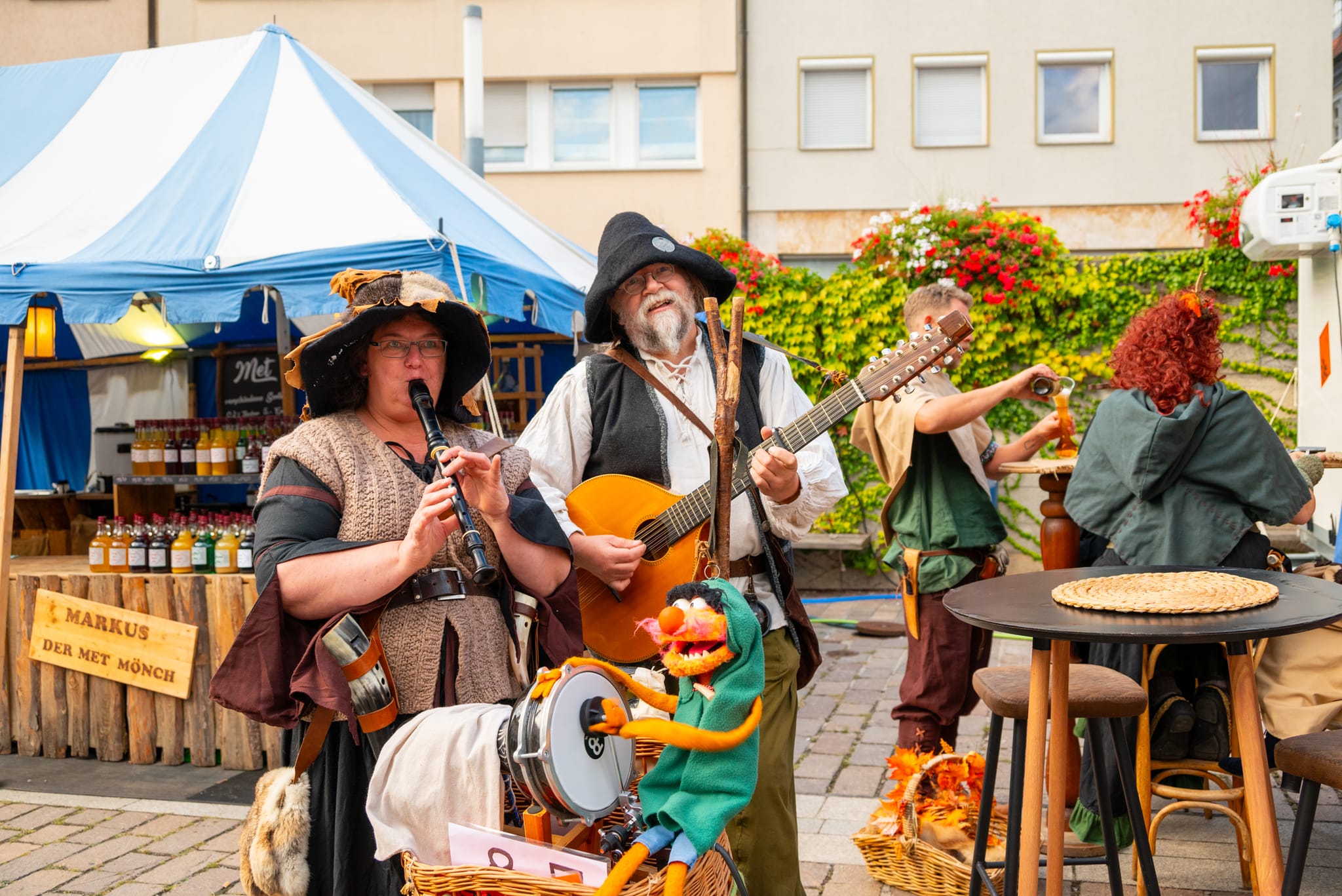 Gaukler und Musiker sind auf dem Mittelaltermarkt unterwegs.