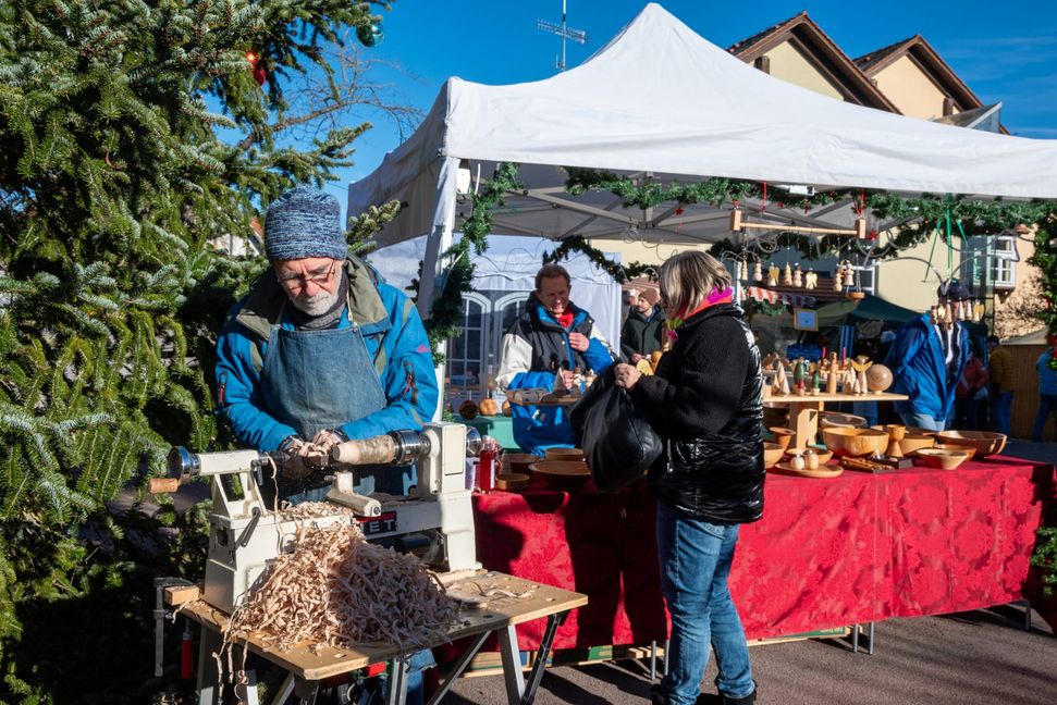 Udo Wiese ist auch auf dem Markt kreativ und zeigt wie man drechselt.