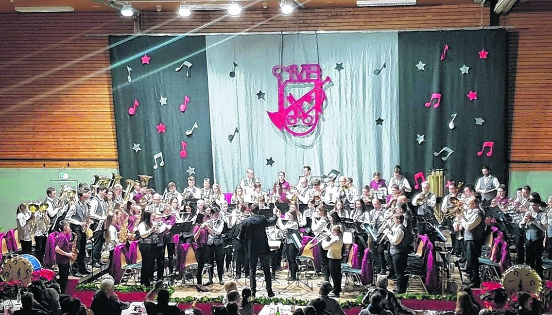 Wenn der Musikverein Renningen zum Jahreskonzert lädt, sind nicht nur die Zuschauerränge voll besetzt, sondern auch die Bühne mit den Musikern von Jung bis Alt. Bild: z