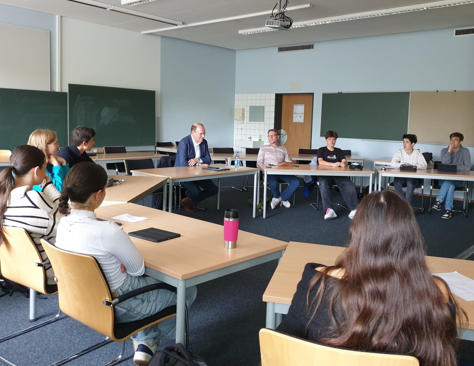Oberbürgermeister Dr. Bernd Vöhringer stellte sich den Fragen der Pfarrwiesen-Schüler. Bild: z