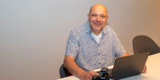 Pieter van Munster kennt noch die Zeiten von Film und Negativ. Aber heute braucht es keine Dunkelkammer mehr, ein Laptop genügt. Bild: Nüßle