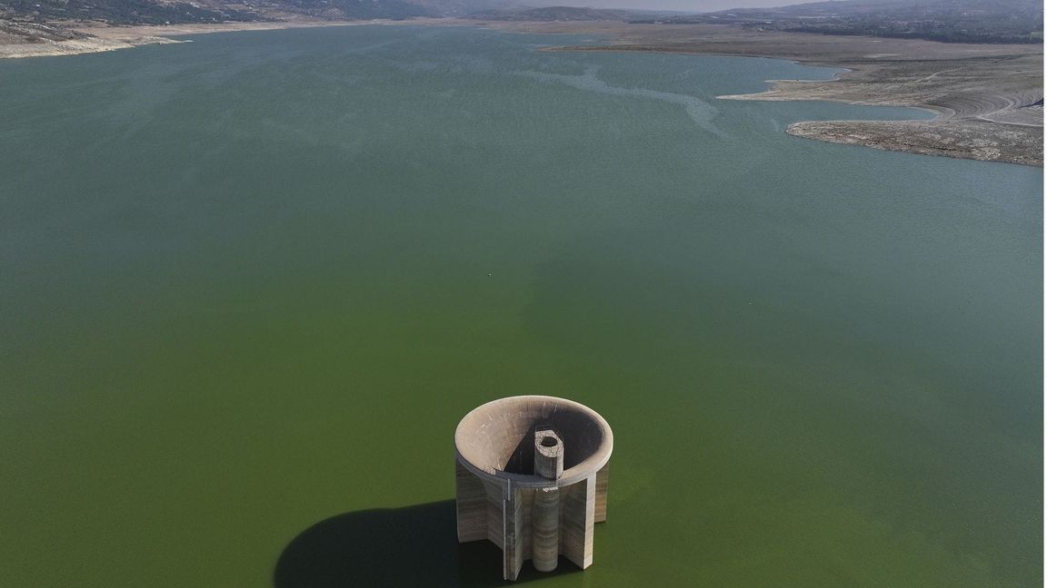 Eine Drohnenaufnahme zeigt den niedrigen Wasserstand des Qaraoun-Sees, einem der größten Stauseen des Libanon, als Folge der Dürre nach Hitzewellen und einem niederschlagsarmen Winter.