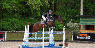 Nadine Teufel im Sattel ihres zwölfjährigen Holsteiner-Wallachs beim Turnier des Sindelfinger Reitervereins.