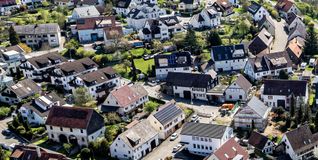 Der freie Platz etwa in der Mitte unseres Fotos soll bebaut werden. Der Gemeinderat stimmte dem Baugesuch im Rahmen des „Bauturbos“ zu.