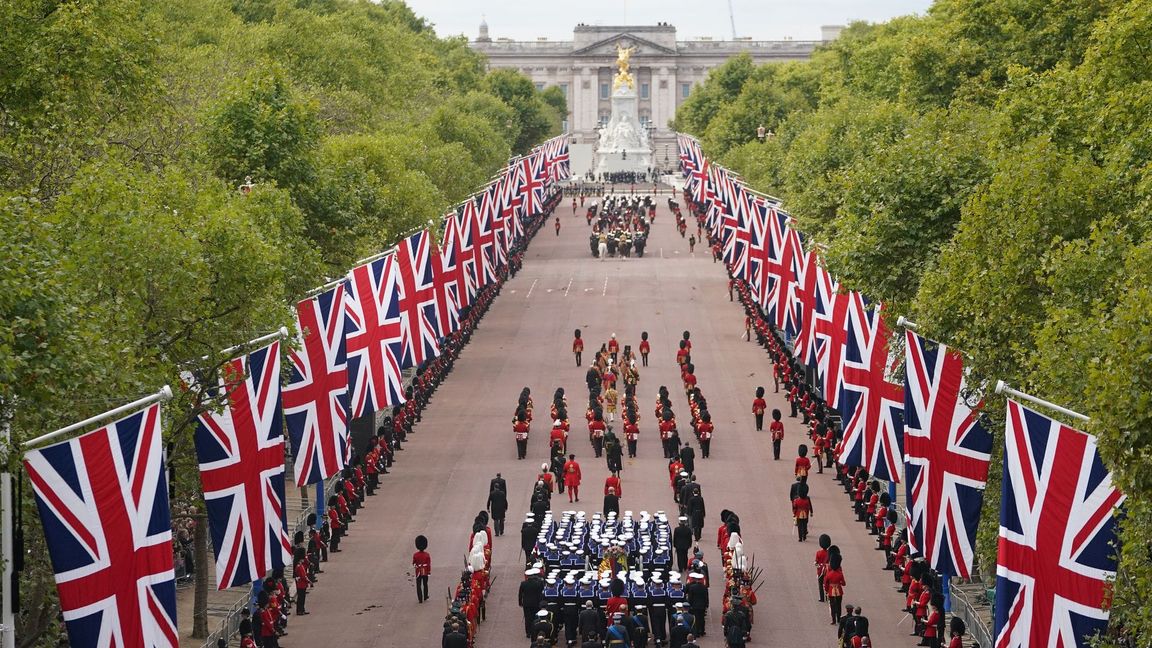 Der Trauerzug mit dem Sarg der gestorbenen britischen Königin Elizabeth II. führte über die Prachtstraße The Mall.