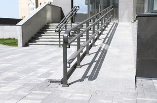 Sei es eine Rampe oder ein Handlauf: Beides hilft Menschen mit Einschränkungen.