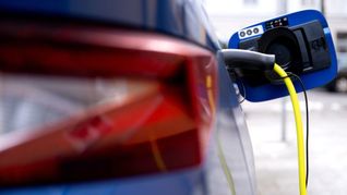 Ein Elektroauto wird aufgeladen.