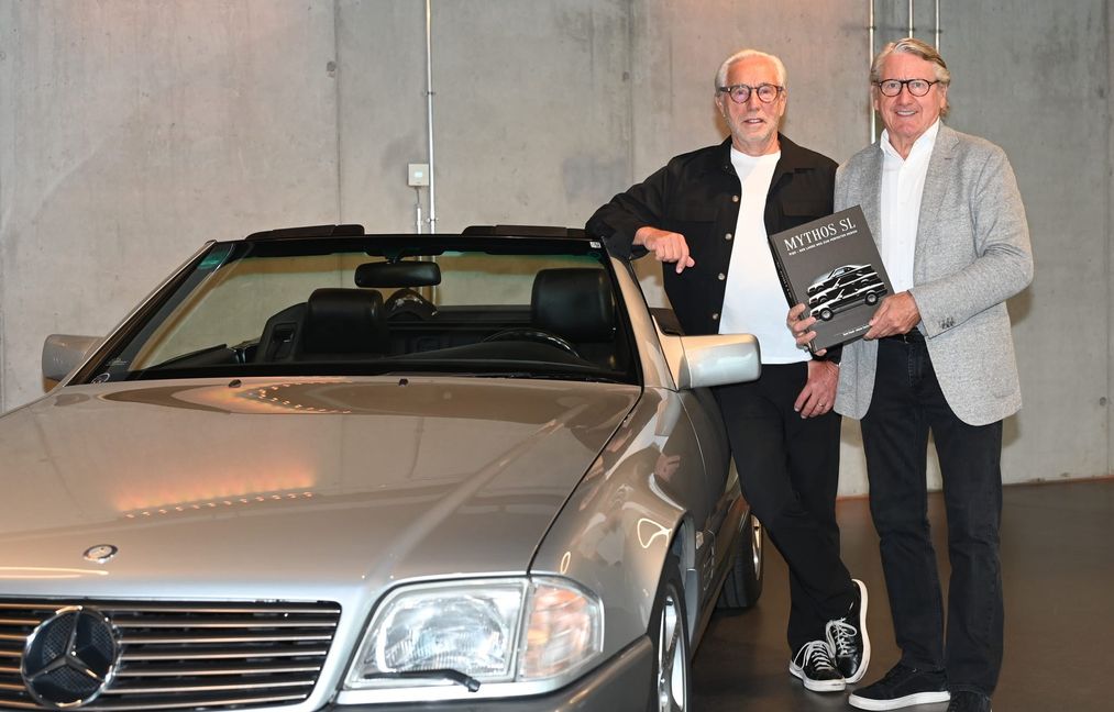 Buchpräsentation mit einem echten 500 SL aus der Baureihe R 129: Prof. Johann Tomforde (links) und René Staud.