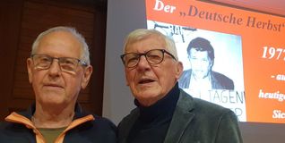 Klaus Pflieger (rechts) und der ehemalige Goldberg-Geschichtslehrer Michael Kuckenburg halten dunkle Geschichte lebendig, aus der man vieles lernen kann.
