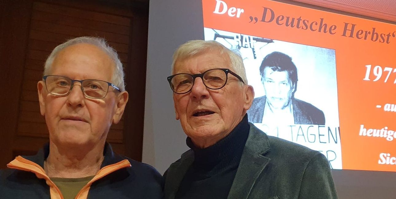 Klaus Pflieger (rechts) und der ehemalige Goldberg-Geschichtslehrer Michael Kuckenburg halten dunkle Geschichte lebendig, aus der man vieles lernen kann.