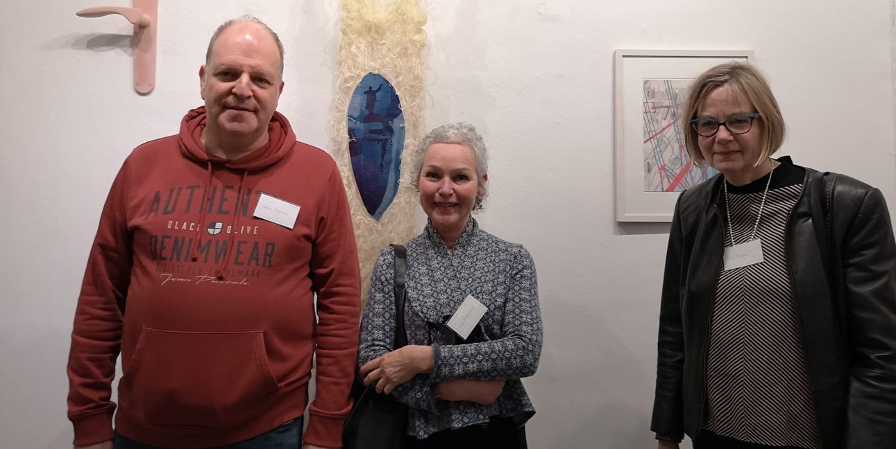 Bei der Ausstellungseröffnung beim Böblinger Kustverein (von links): Tobias Schnotale, Lisa Niederreiter und Birgit Fischötter.