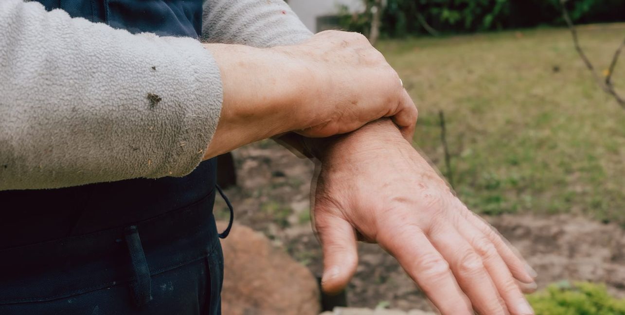 Parkinson zeigt sich vor allem duch das Zittern der Hände. Bild: IG Bau Nordwürttemberg