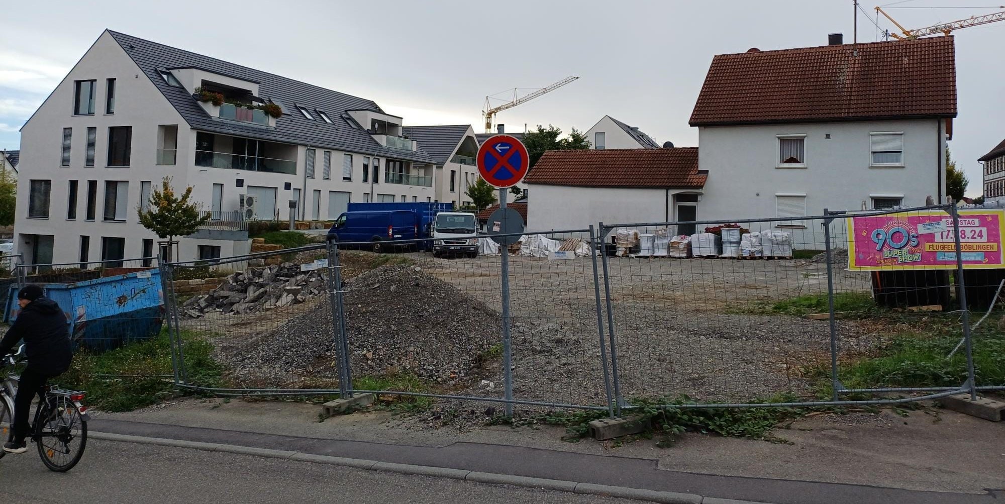 Das Foto zeigt das Areal in der Bahnhofstraße im vergangenen Jahr. Auf der Brachfläche entstehen.