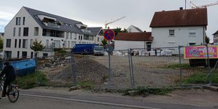 Das Foto zeigt das Areal in der Bahnhofstraße im vergangenen Jahr. Auf der Brachfläche entstehen.