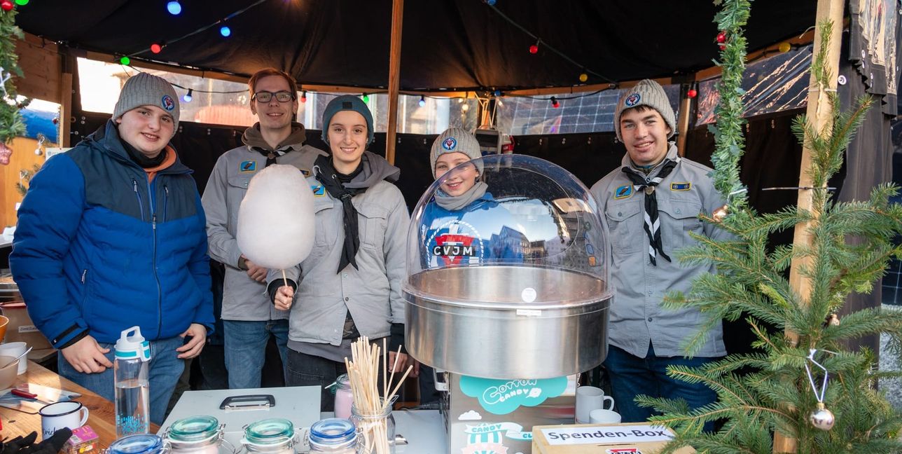 Zuckerwatte gab es bei den Pfadfindern.