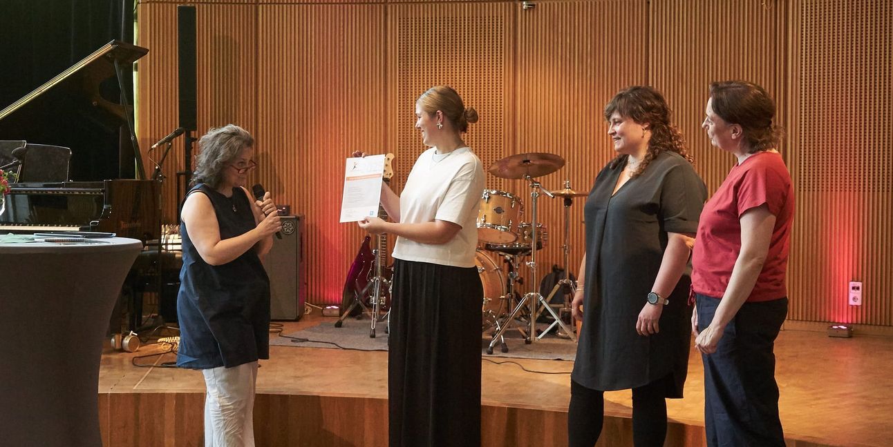 Julia Kramer übergibt das Zertifikat an Maria Wunder, Sabrina Buck und Silke Lenssen-Weigold (von links).