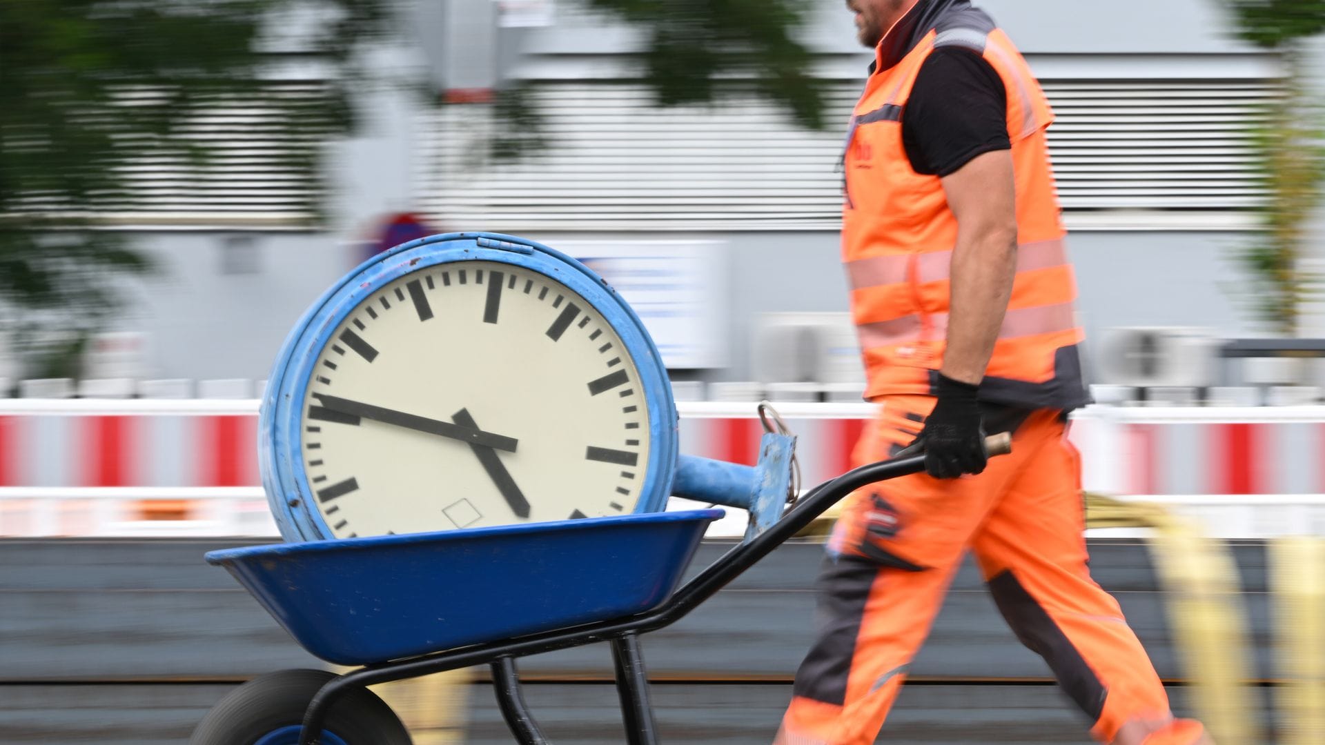 Immer wieder wird über die Arbeitszeit und auch die Abschaffung von Arbeitstagen diskutiert. (Symbolbild)