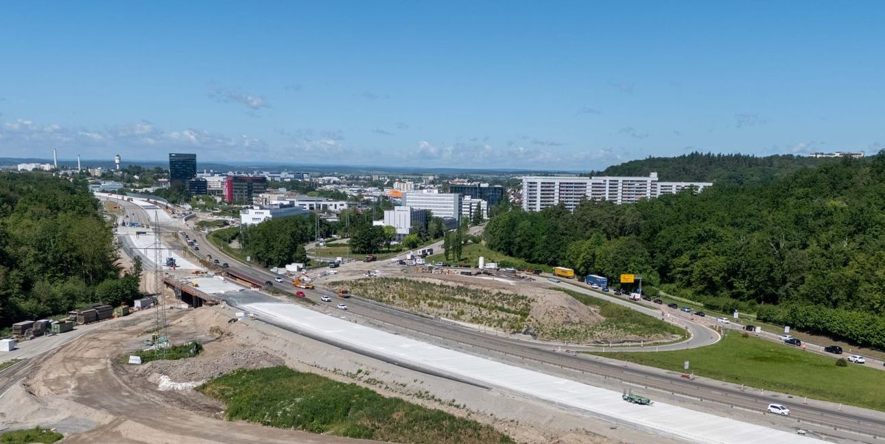 Der Autobahn-Verkehr wird auf die neue Betonfahrbahn Richtung Autobahnkreuz Stuttgart umgelegt.