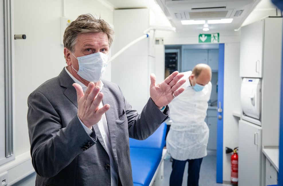 Sozialminister Manne Lucha (Grüne) will acht Impfzentren im Land.
