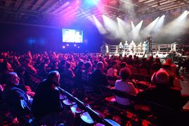 Knapp 2500 Zuschauer sorgten am Samstagabend im Glaspalast für Stimmung.