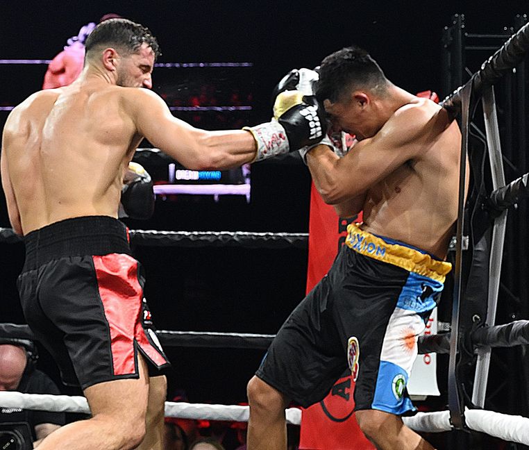 Ardian Krasniqi machte ab der zweiten Runde ernst und schickte Diego Ramirez im vierten Durchgang auf die Bretter. Bilder Reichert