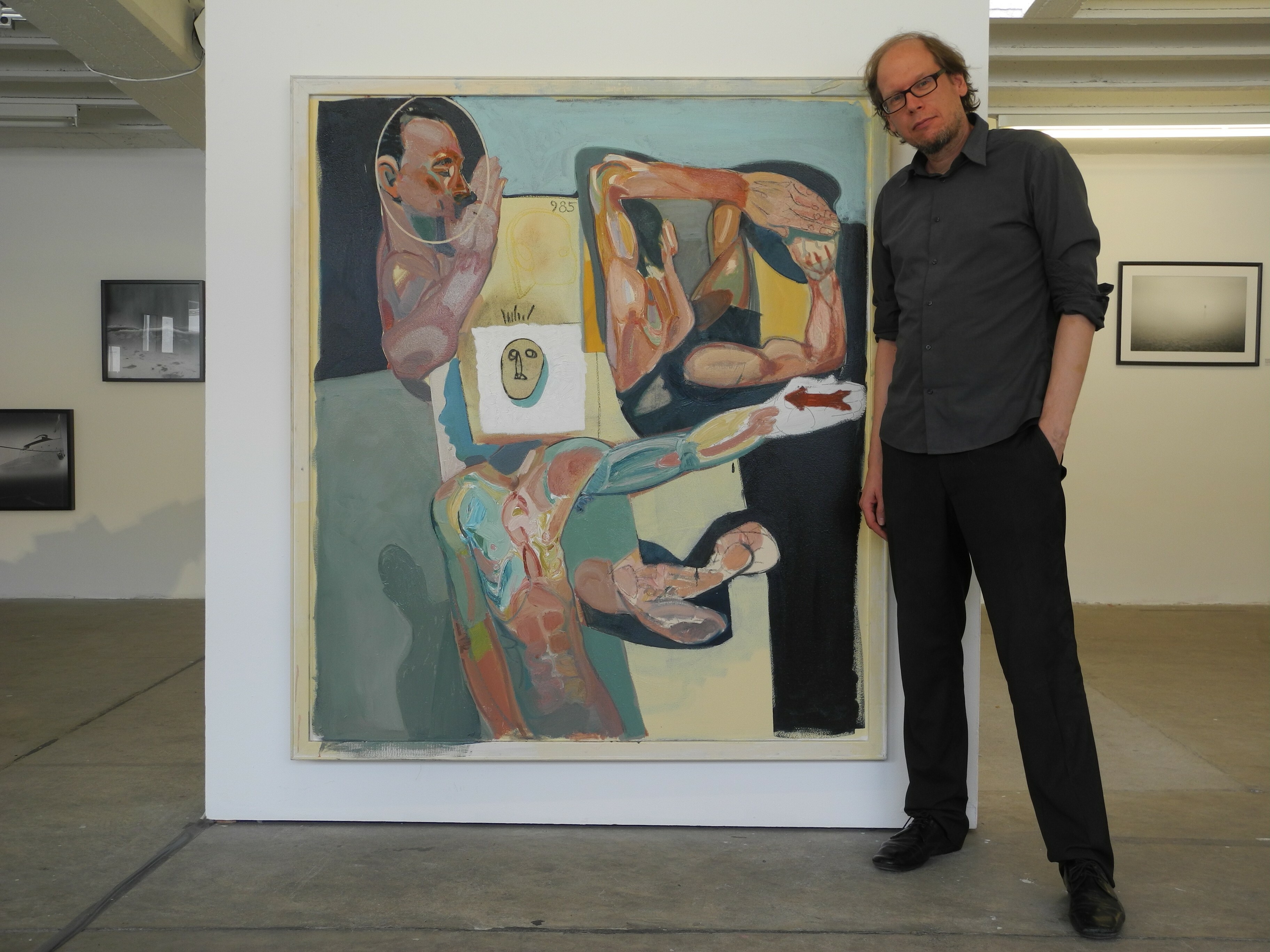 Marko Schacher in seinem Stuttgarter Raum für Kunst mit Arbeiten des Künstlers Tesfaye Urgessa. Bild: z