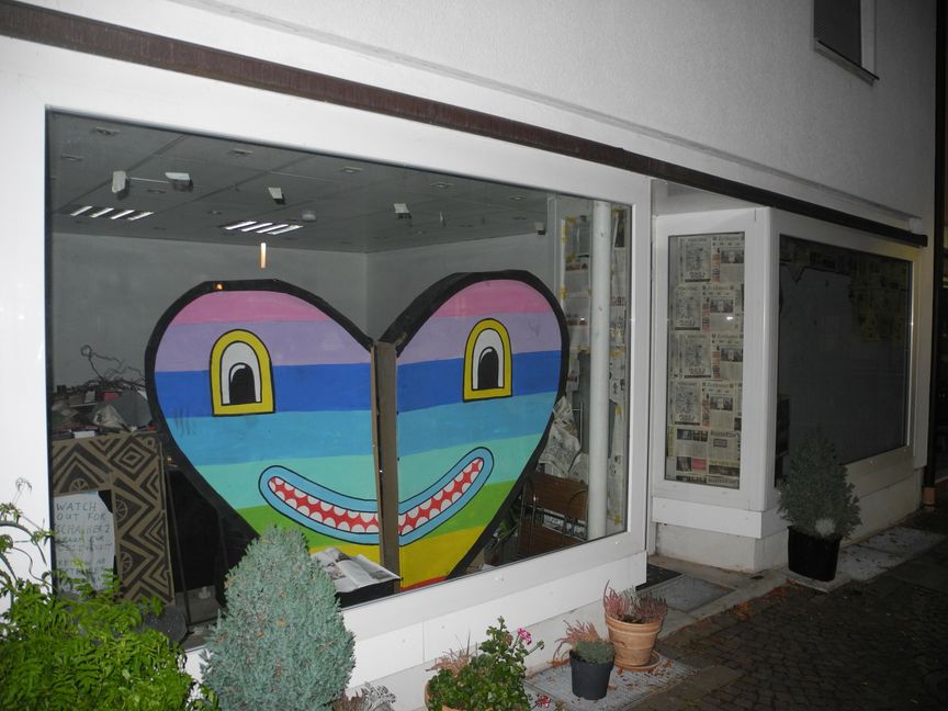 Ein Herz von Jim Avignon ziert das Fenster von Marko Schachers neuem Kunstraum am Böblinger Marktplatz. Bild: Volkmann
