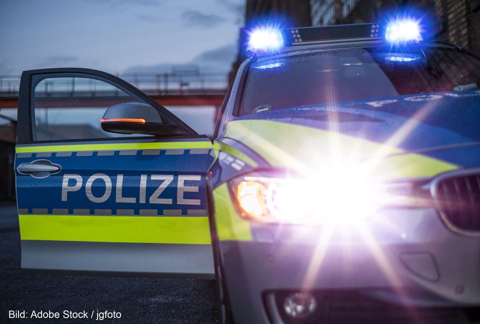 Bei einem unerlaubten Autorennen wäre eine junge Frau beinahe mit einem Polizeiauto kollidiert.