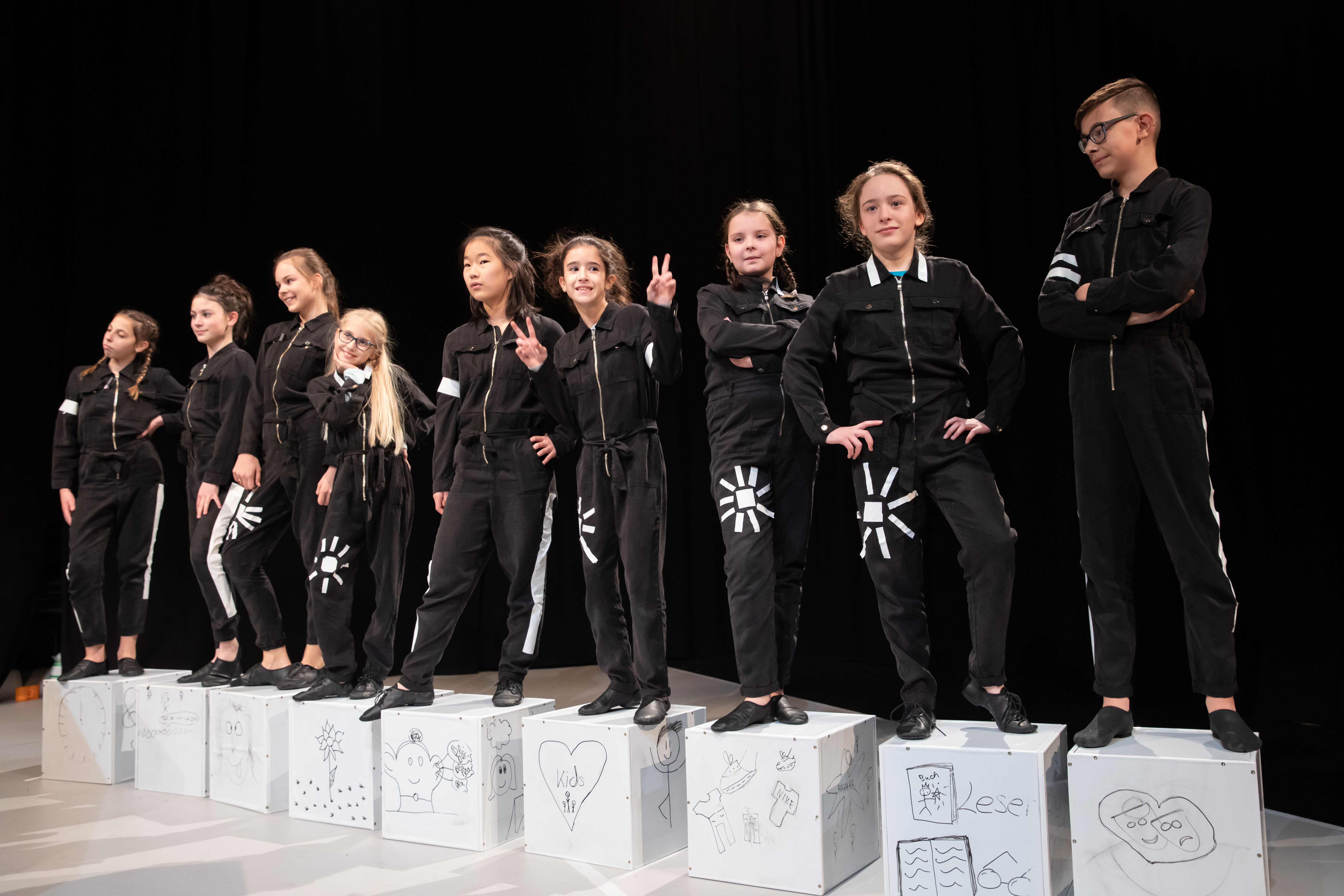 Der Fachbereich Tanz und der Fachbereich Theater der Musik-und Kunstschule Böblingen hat mit der Produktion „In between“ den Landesamatheurtheaterpreis 2021 in der Kategorie „Theater mit Kindern und Jugendlichen“ gewonnen.                   Bild: DAT-Kunstschule