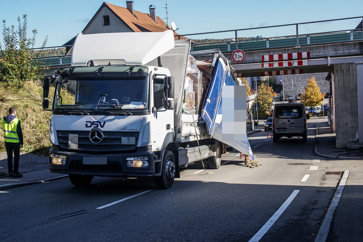 Magstadt: LKW bleibt in Eisenbahn-Unterführung stecken. Bild: SDMG/Dettenmeyer
