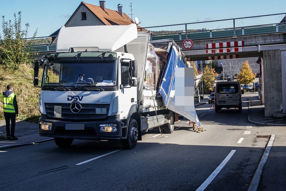Magstadt: LKW bleibt in Eisenbahn-Unterführung stecken. Bild: SDMG/Dettenmeyer