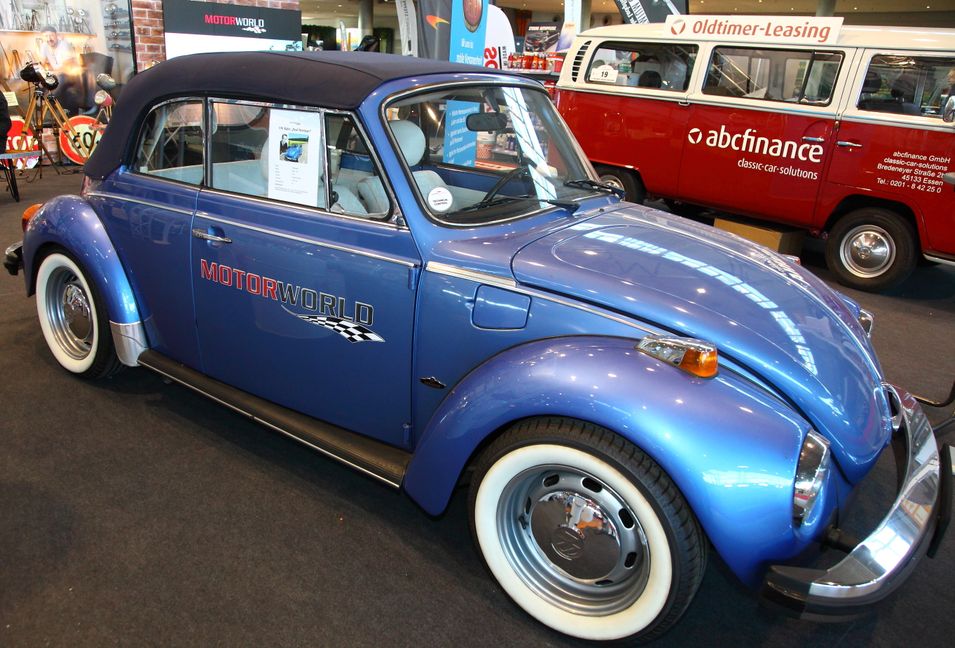Ein Käfer aus prominentem Vorbesitz: Mit diesem VW ist einst Holywood-Star Paul Newman um die Ecken geflitzt.   Bild: Helmut Ulrich