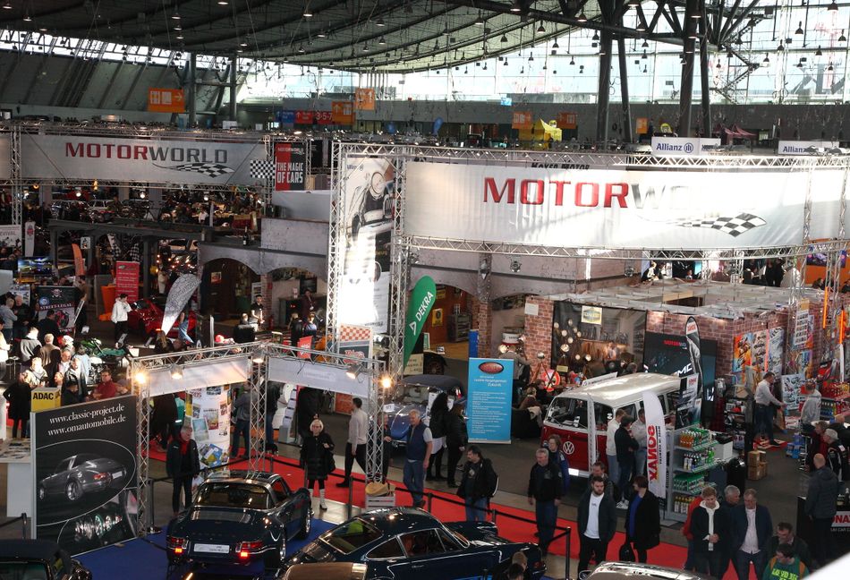 Jede Menge los war bei der Messe Retro Classics auch am Stand der Motorworld aus Böblingen.    Bild: Helmut Ulrich