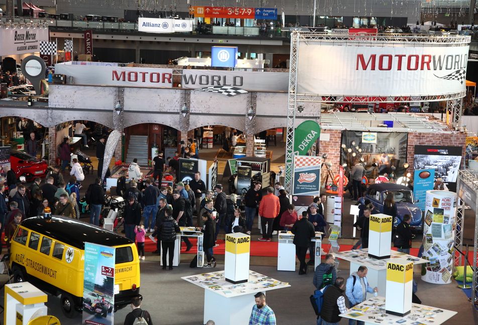 Jede Menge los war bei der Messe Retro Classics auch am Stand der Motorworld aus Böblingen. Bild: Helmut Ulrich