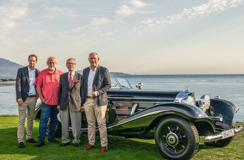 Der stolze Besitzer: Jim Patterson (zweiter von rechts). Ganz rechts im Bild ist Marcus Breitschwerdt zu sehen, der Geschäftsführer der Mercedes-Benz Heritage GmbH.