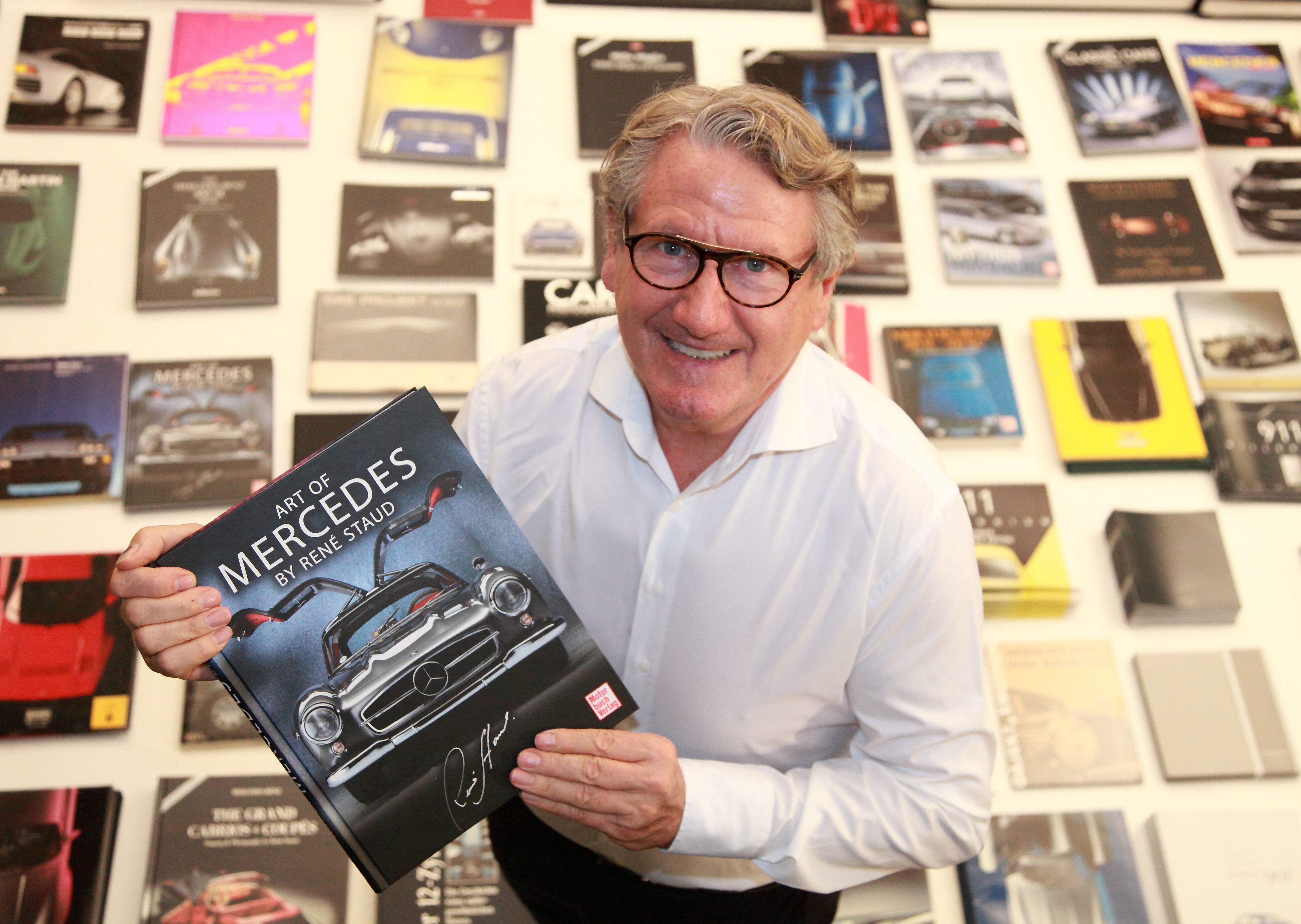 René Staud hat bisher rund 100 Bücher heraus gebracht, das jüngste heißt „Art of Mercedes“.  Bild: Helmut Ulrich