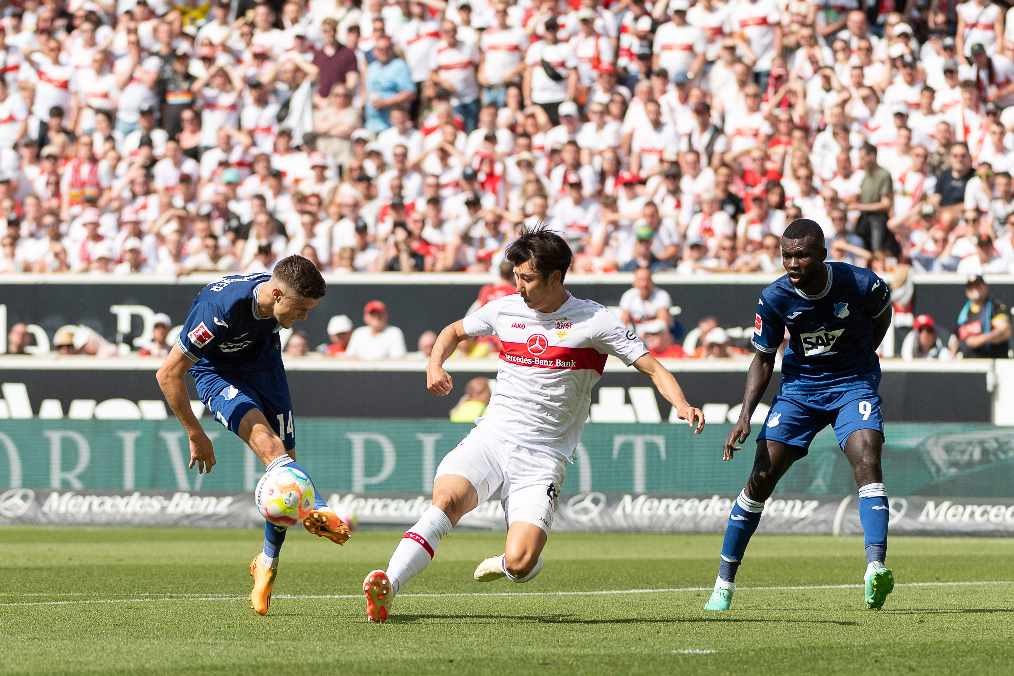 Hiroki Ito (Mitte) vom VfB Stuttgart wird von anderen Vereinen umworben. Bild: Eibner-Pressefoto/Wolfgang Frank