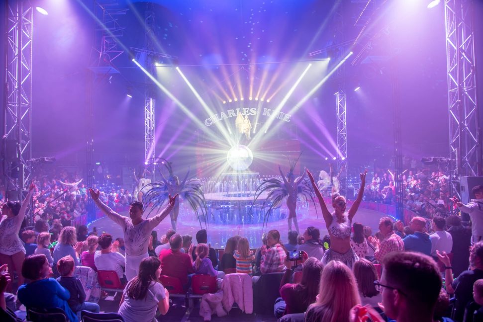 Tradition trifft auf Moderne: Die Zuschauer honorieren diese Mischung im Zirkus Charles Knie mit viel Applaus. Bilder: Nüßle