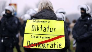 Vor allem während der Pandemie glaubten viele Menschen an die Verschwörungstheorie, dass Deutschland keine Demokratie mehr sei.