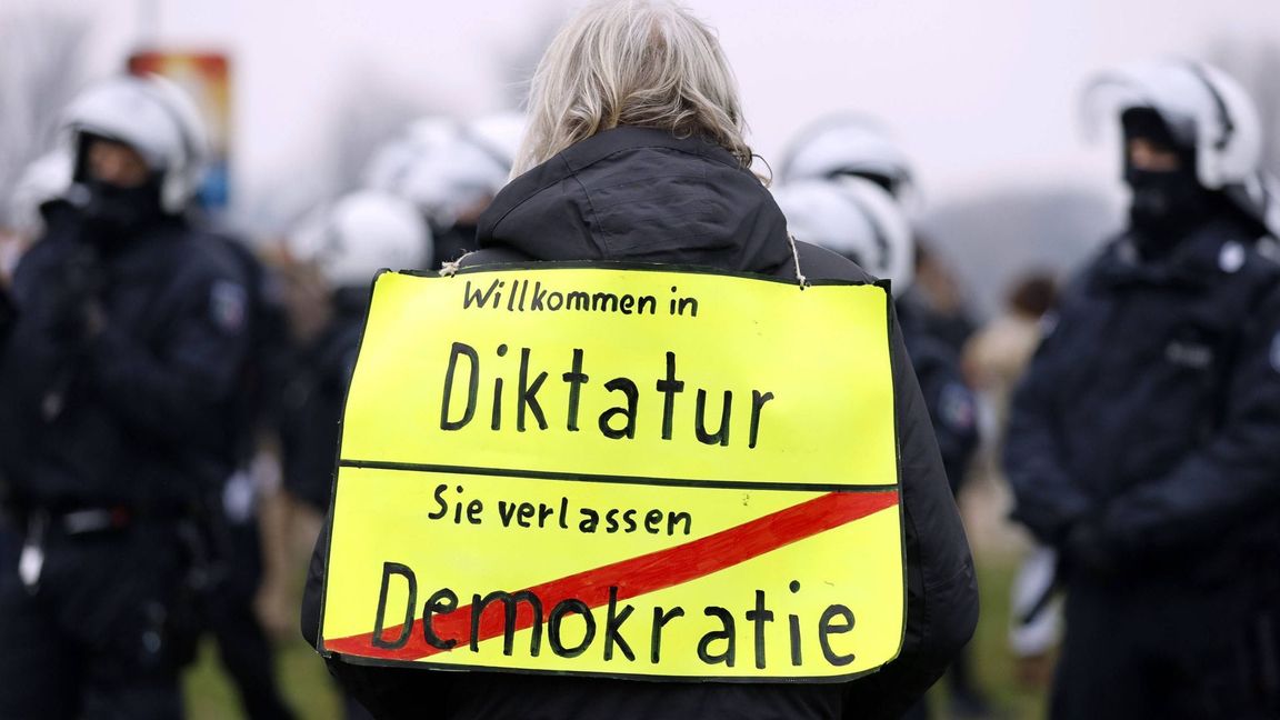Vor allem während der Pandemie glaubten viele Menschen an die Verschwörungstheorie, dass Deutschland keine Demokratie mehr sei.