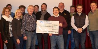 Michael Leinich (rechts am Scheck) und Alexander Schmitt (links vom Scheck) vom Förderverein der Grundschule Darmsheim freuen sich über die Spende des Ortschaftsrats.