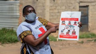 Helfer des Roten Kreuzes betreiben Aufklärung über Ebola - aber zahlreiche Menschen in der betroffenen Region halten die Krankheit für einen Mythos.